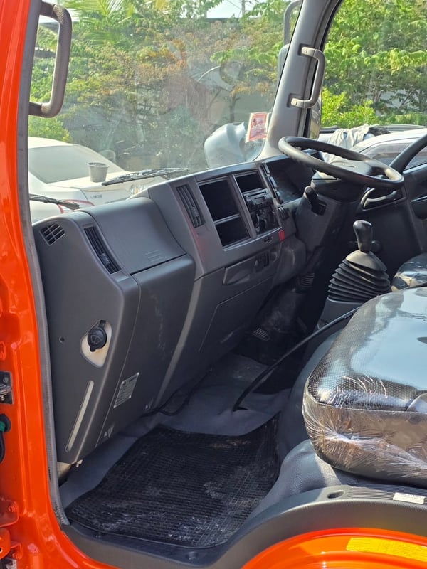 ISUZU NMR 130แรงม้า รถบรรทุก 6ล้อ บรรทุกขยะ ปี2010 เลขไมล์ 67,000 กม. ISUZU NMR 130แรงม้า รถบรรทุก 6ล้อ บรรทุกขยะ ปี2010 เลขไมล์ 67,000 กม.