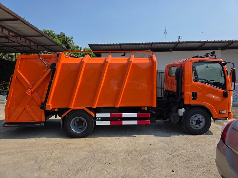 ISUZU NMR 130แรงม้า รถบรรทุก 6ล้อ บรรทุกขยะ ปี2010 เลขไมล์ 67,000 กม. ISUZU NMR 130แรงม้า รถบรรทุก 6ล้อ บรรทุกขยะ ปี2010 เลขไมล์ 67,000 กม.