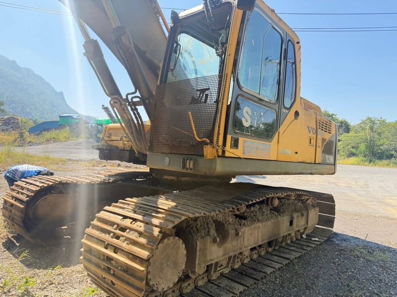 รถแคโฮสภาพดีพร้อมใช้งาน