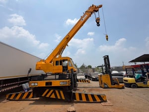 รถเครนเครื่องจักหนัก