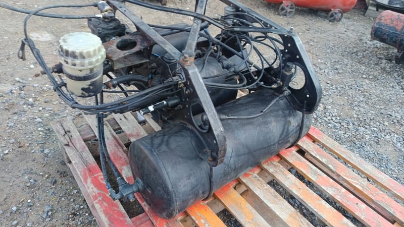 ชุดถังลมเบรค เดิมญี่ปุ่น ติดรถ FUSO 527 MITSUBISHI ยกชุด ตามรูป 5,000บาท โทร : 0947899445