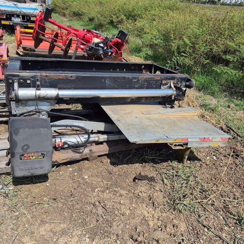 ANTEO Tail-Lift ขนาดใหญ่ นน.ยก 2200kg. ซ่อนใต้คัตซี made in Italy 🇮🇹 สำหรับ 6ล้อใหญ่ หรือรถ 10ล้อ ราคา 38,000 บาท  โทร  094-7899445 