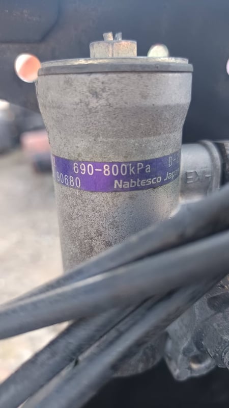 ชุดถังลมเบรค เดิมญี่ปุ่น ติดรถ FUSO 527 MITSUBISHI ยกชุด ตามรูป 5,000บาท โทร : 0947899445