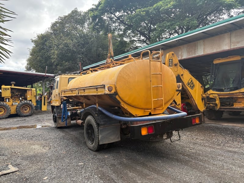 รถบรรทุกน้ำ 6 คิว รถบรรทุกน้ำ 6 คิว