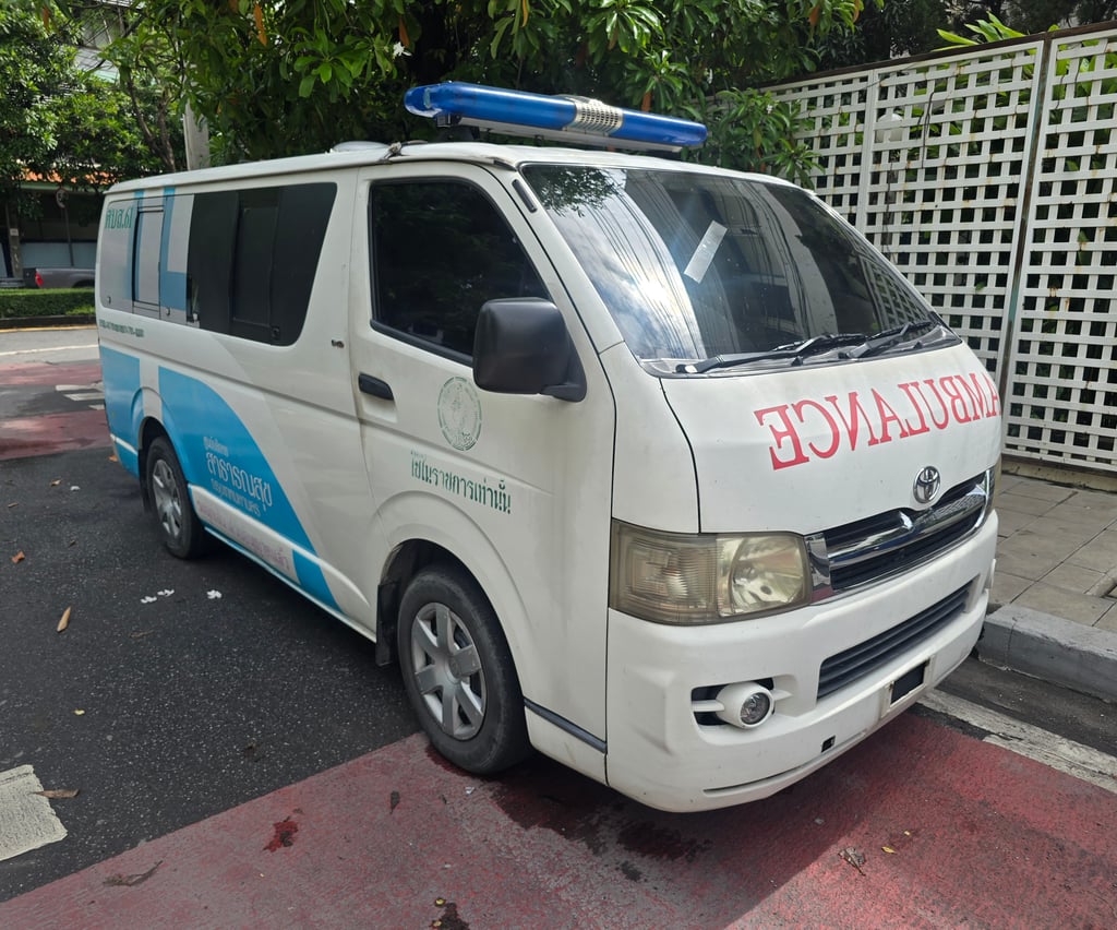 รถตู้ Toyota Hiace พยาบาลสภาพพร้อมใช้ รถตู้ Toyota Hiace พยาบาลสภาพพร้อมใช้