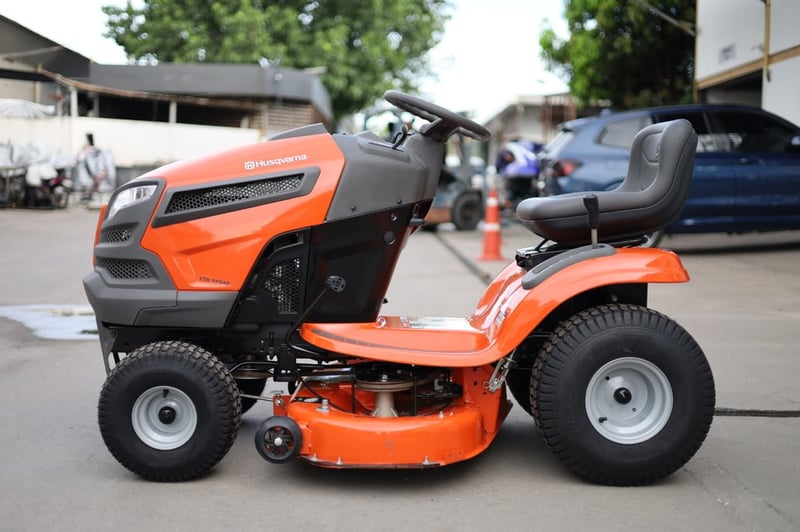 รถตัดหญ้านั่งขับมือสอง Husqvarna จากอเมริกา พร้อมใช้งาน