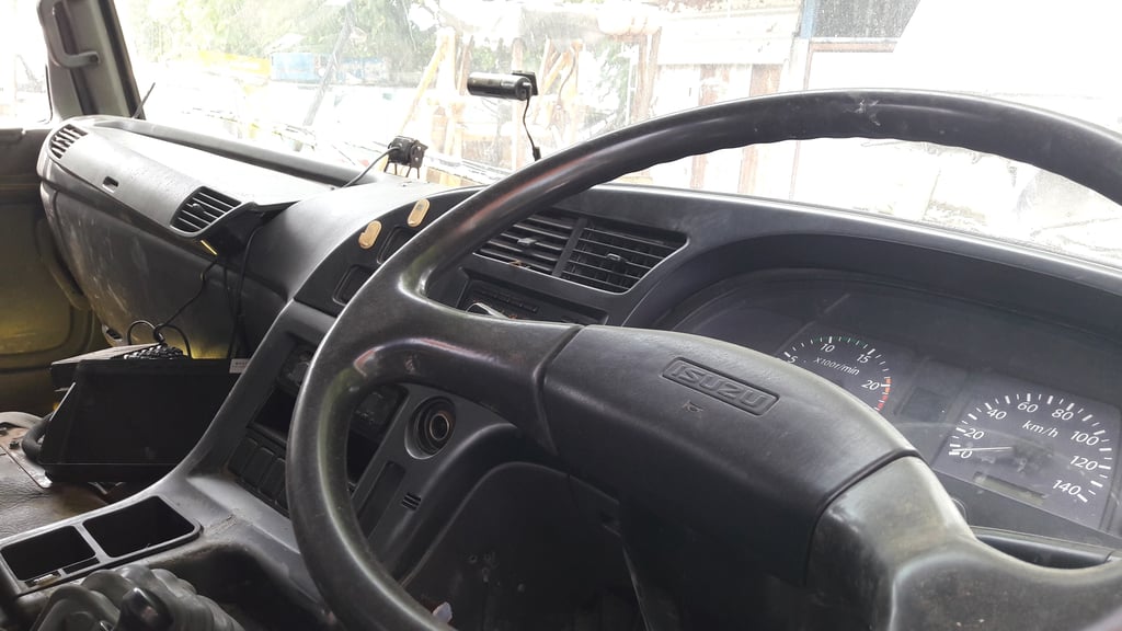 หัวเก๋ง ISUZU DECA  ทำสีแล้ว สามารถใส่ได้ กับรถบรรทุกทุกรุ่น ปรับแต่งนิดหน่อย ปรึกษาช่างของท่านดู