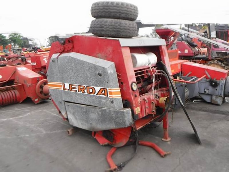  เครื่องอัดฟางผลิตฟางหรือใบอ้อยก้อนกลม หลายยี่ห้อ ตามภาพ ครับ NEW HOLLAND, TAKAKITA, ROLL LERDA