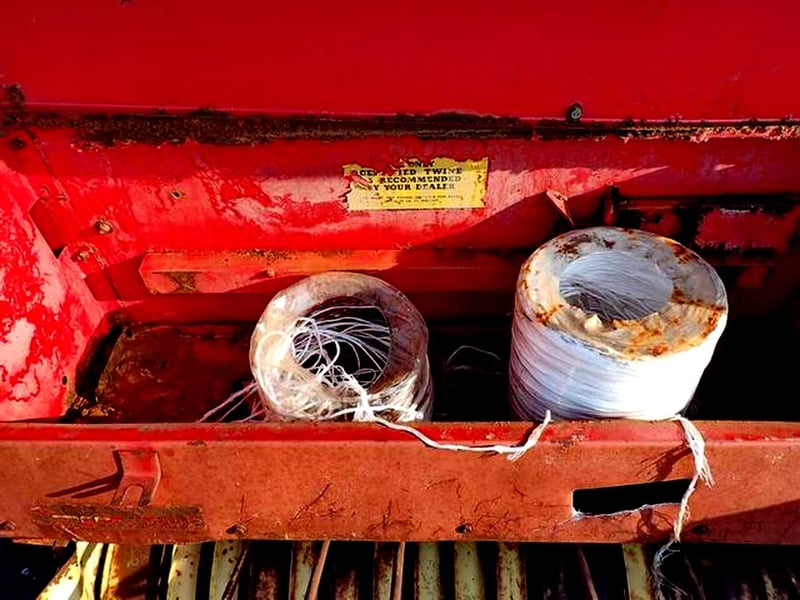 เครื่องอัดฟาง อัดใบอ้อย ยี่ห้อ NEW HOLLAND รุ่น 274 และ ยี่ห้อ STAR THB2000