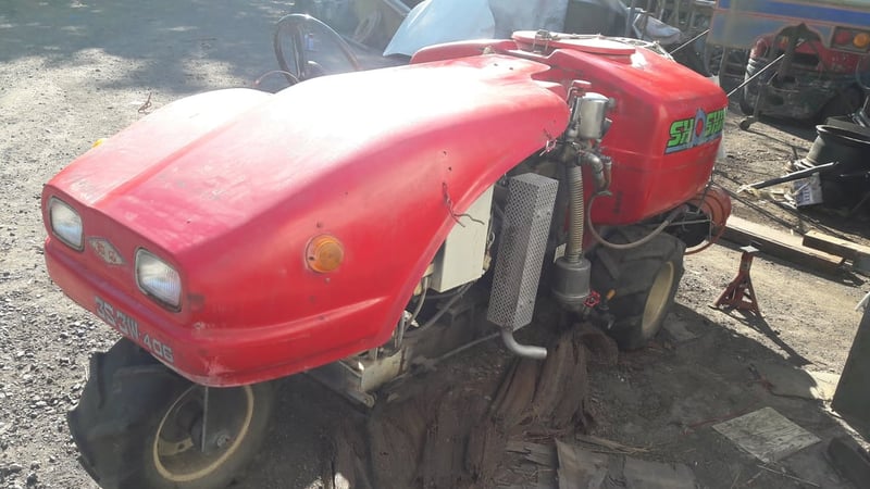 เครื่องพ่นยายี่ห้อ MARUYAMA แบบลากจูงบรรจุ 600 ลิตร และ แบบนั่งขับ ยี่ห้อ SHOSHIN บรรจุ 400 ลิตร