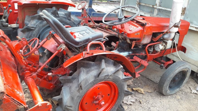 รถไถนา MITSUBISHI รุ่น R2400 และยี่ห้อ YANMAR รุ่นYM1300 รถไถนา MITSUBISHI รุ่น R2400 และยี่ห้อ YANMAR รุ่นYM1300