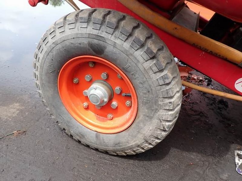 เครื่องฉีดพ่นยา พร้อมล้อลาก MARUYAMA บรรจุ 600 ลิตร และ นั่งขับ SHOSHIN บรรจุ 400 ลิตร