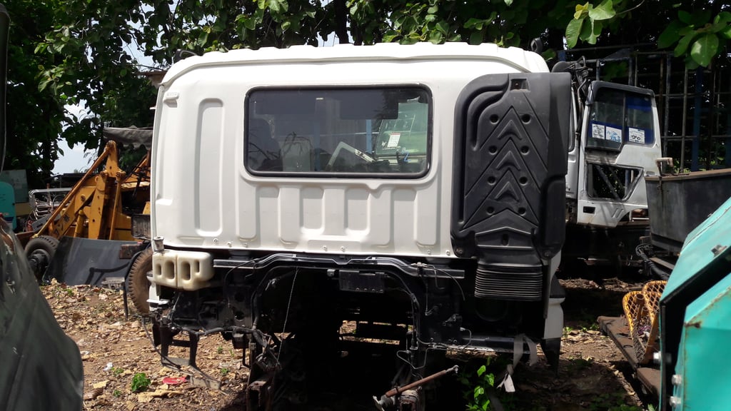 หัวเก๋ง ISUZU DECA  ทำสีแล้ว สามารถใส่ได้ กับรถบรรทุกทุกรุ่น ปรับแต่งนิดหน่อย ปรึกษาช่างของท่านดู