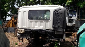 หัวเก๋ง ISUZU DECA ทําสีแล้ว สามารถใส่ได้ กับรถบรรทุกทุกรุ่น ปรับแต่งนิดหน่อย ปรึกษาช่างของท่านดู