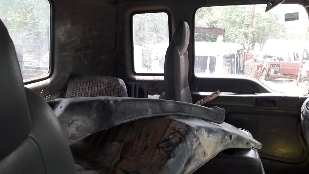 หัวเก๋ง ISUZU DECA  ทำสีแล้ว สามารถใส่ได้ กับรถบรรทุกทุกรุ่น ปรับแต่งนิดหน่อย ปรึกษาช่างของท่านดู