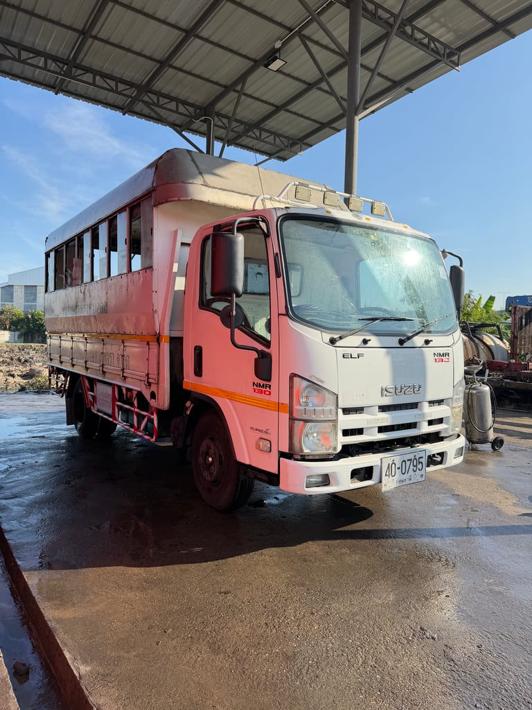 6ล้อสองแถว ISUZU NMR 130แรงปี2554 ยาว4.20เมตร ตามสภาพพร้อมใช้