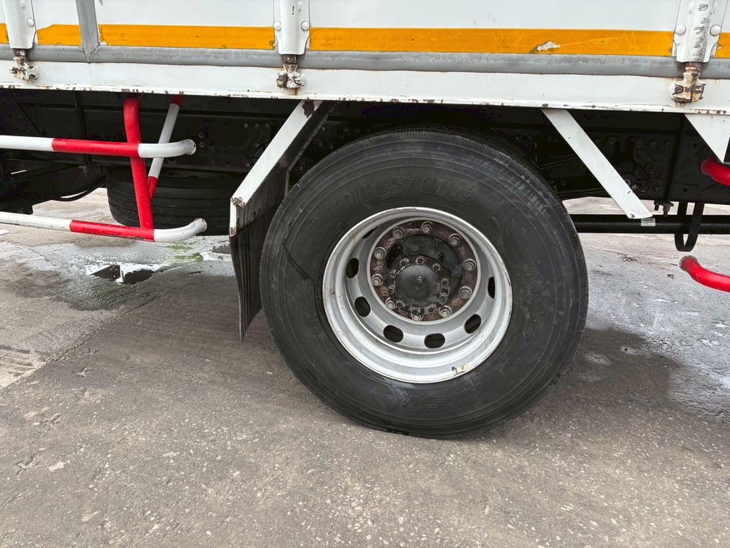 6ล้อISUZU FTR 240แรง ตู้แห้ง 10บานมีลิฟท์ท้ายพร้อมใช้งาน