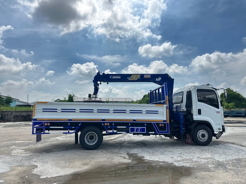 ISUZU FRR 210แรงม้า รถบรรทุก 6ล้อ กระบะเหล็กติดเครน ปี2013