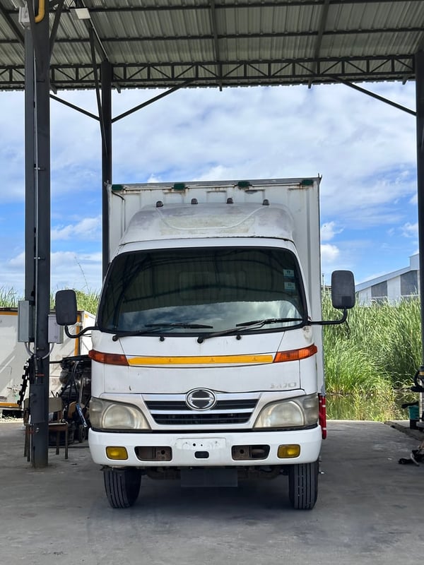 HINO XZU 136แรงม้า รถบรรทุก 6ล้อ ตู้แห้ง ปี2010