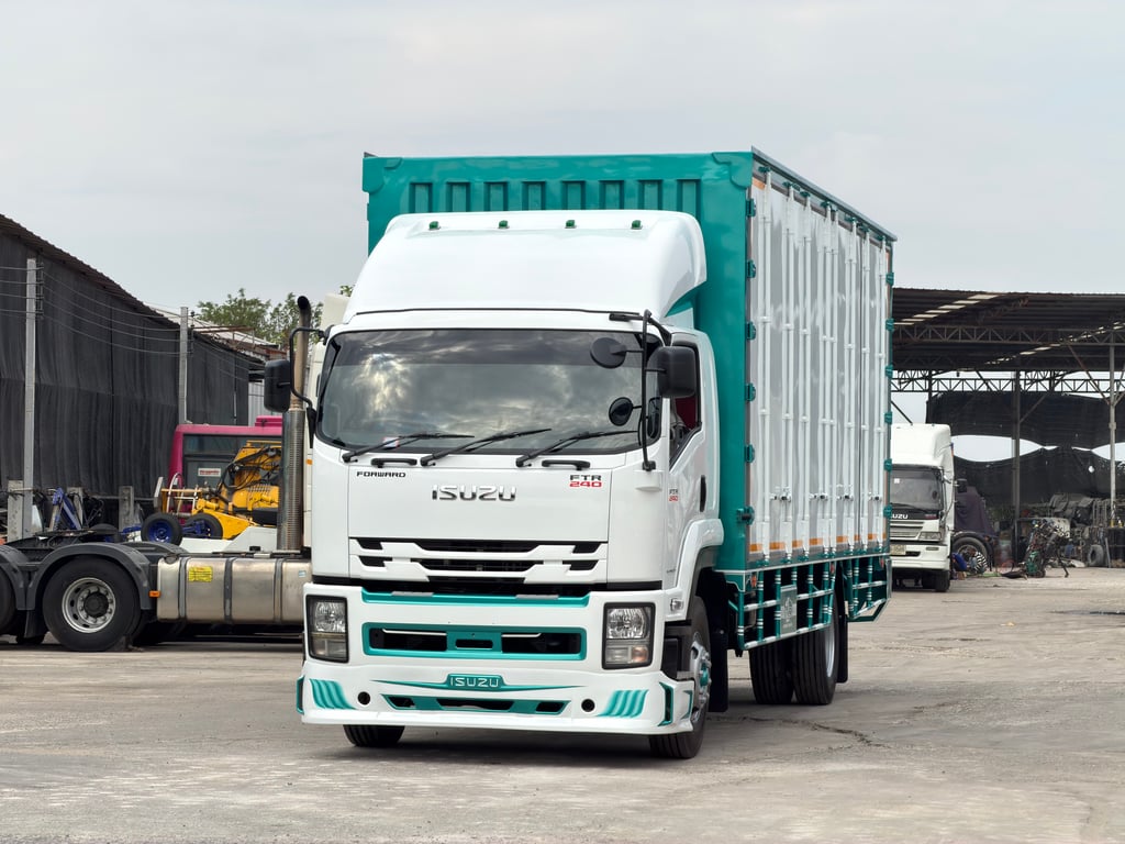 6ล้อISUZU FTR 240แรง ปี58 ตู้10บาน ยาว7.7เมตรพร้อมใช้งาน 6ล้อISUZU FTR 240แรง ปี58 ตู้10บาน ยาว7.7เมตรพร้อมใช้งาน