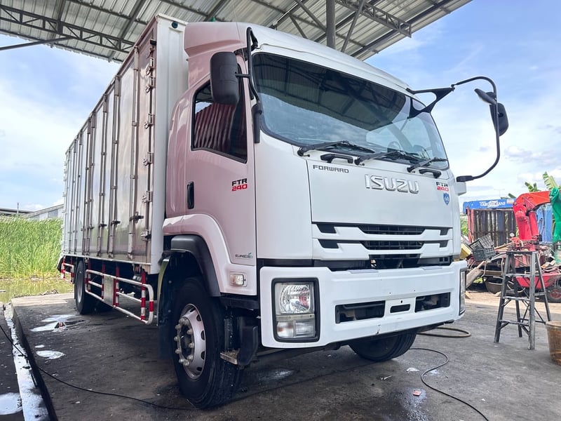 ISUZU FTR 240แรงม้า รถบรรทุก 6ล้อ ตู้แห้ง ปี2560