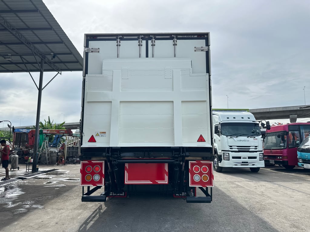 10ล้อตู้เย็น HINO VICTOR 260แรง พร้อมลิฟท์ท้าย