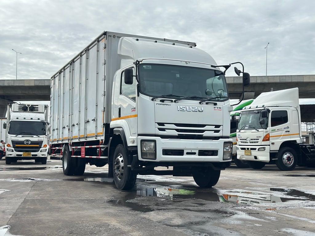 6ล้อISUZU FTR 240แรง ตู้แห้ง 10บานมีลิฟท์ท้ายพร้อมใช้งาน