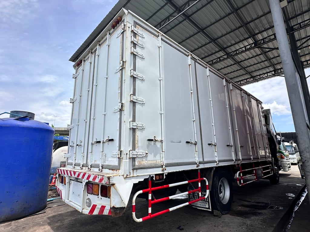 ISUZU FTR 240แรงม้า รถบรรทุก 6ล้อ ตู้แห้ง ปี2560 เลขไมล์ 120,000 กม.
