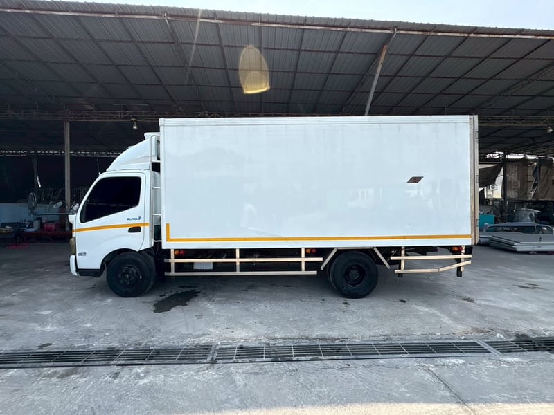 รถตู้เย็น HINO XZU 150 แรงม้า แอร์แคเรีย พร้อมใช้งาน