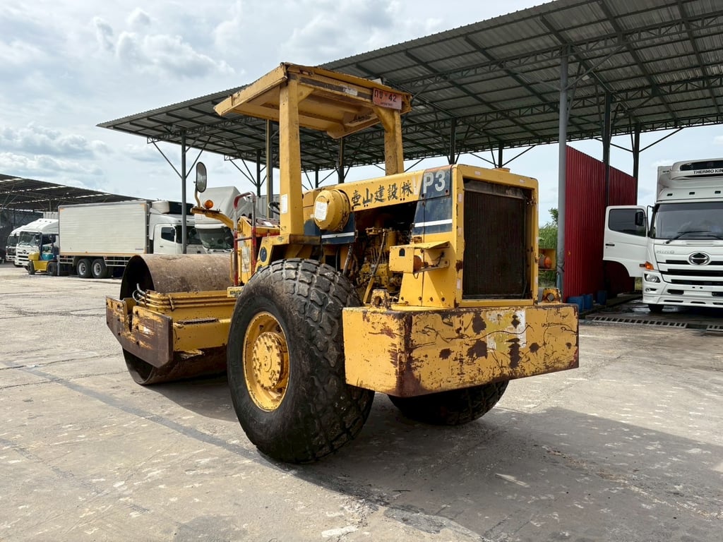 รถบดถนน KOMATSU 130 แรง ปั2559 พร้อมใช้งาน รถบดถนน KOMATSU 130 แรง ปั2559 พร้อมใช้งาน