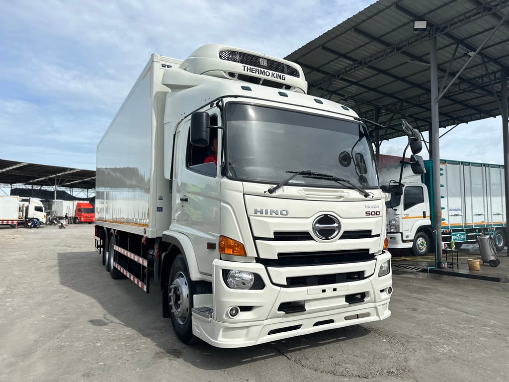 10ล้อตู้เย็น HINO VICTOR 260แรง พร้อมลิฟท์ท้าย