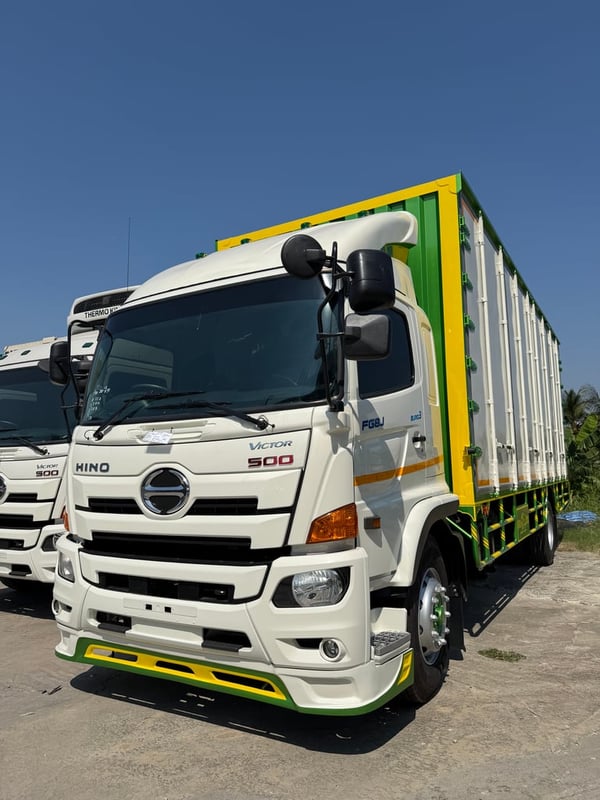 6ล้อhino victor 240แรงปี2559 ตู้แห้ง10บานพร้อมใช้งาน