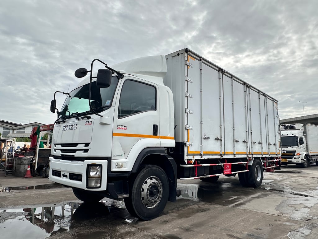 6ล้อISUZU FTR 240แรง ตู้แห้ง 10บานมีลิฟท์ท้ายพร้อมใช้งาน