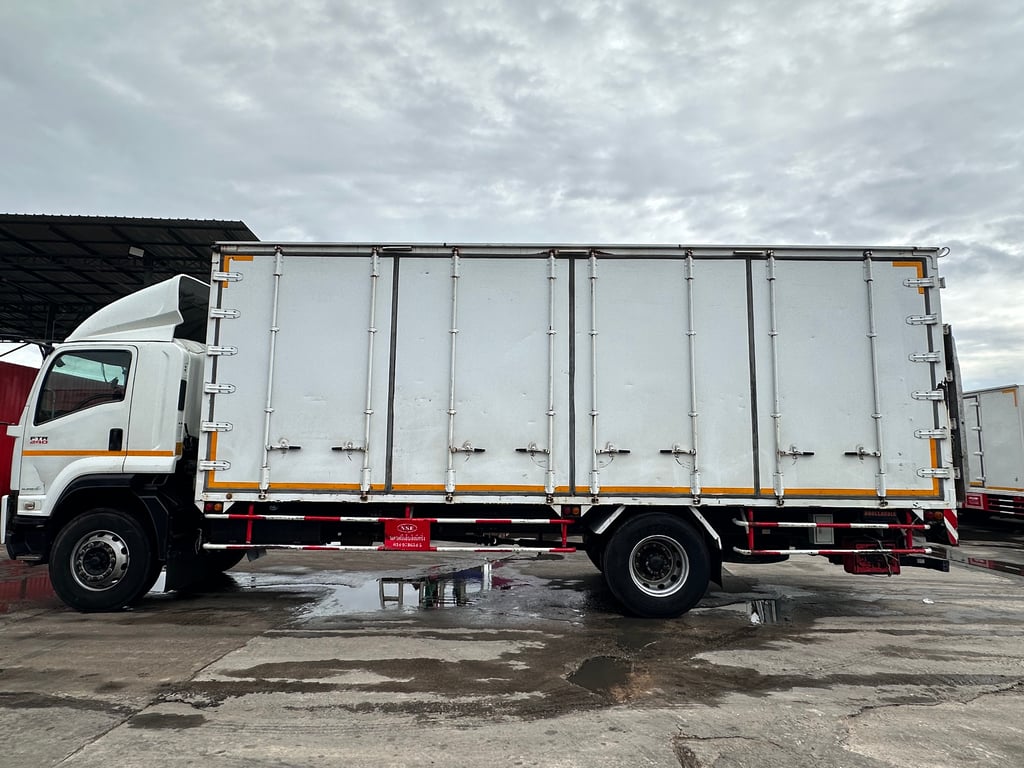 6ล้อISUZU FTR 240แรง ตู้แห้ง 10บานมีลิฟท์ท้ายพร้อมใช้งาน