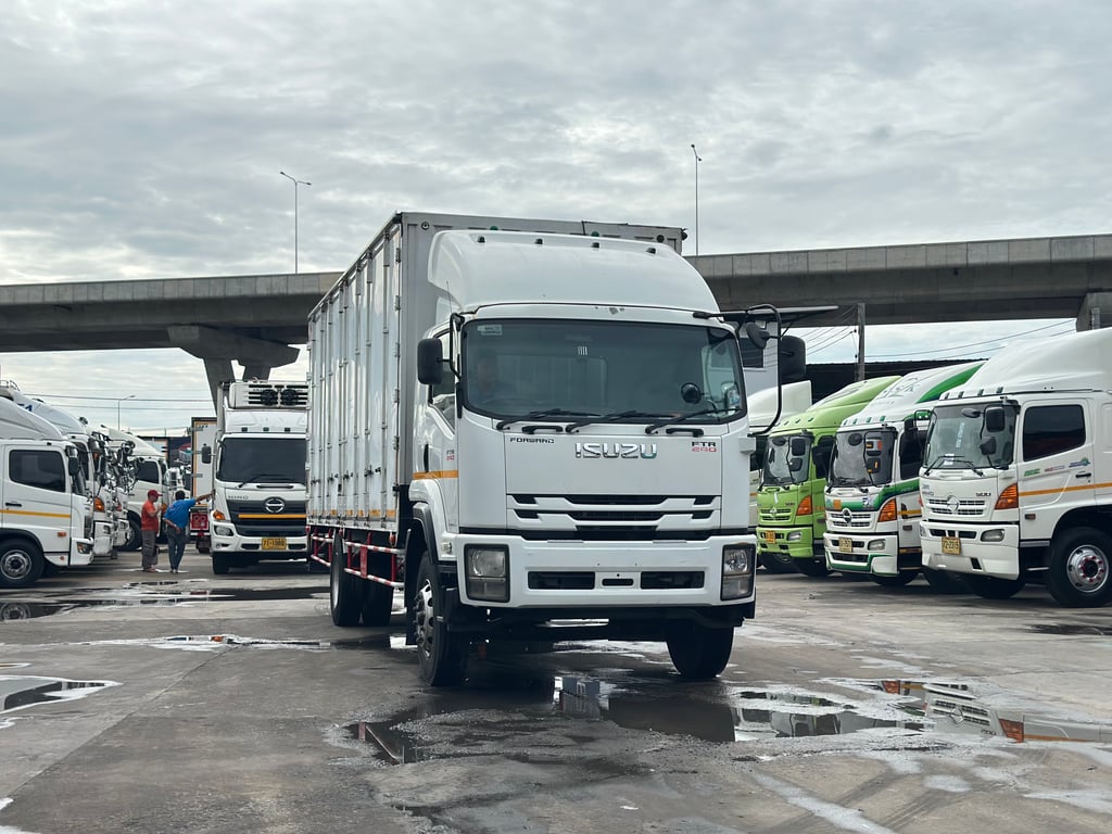 6ล้อISUZU FTR 240แรง ตู้แห้ง 10บานมีลิฟท์ท้ายพร้อมใช้งาน