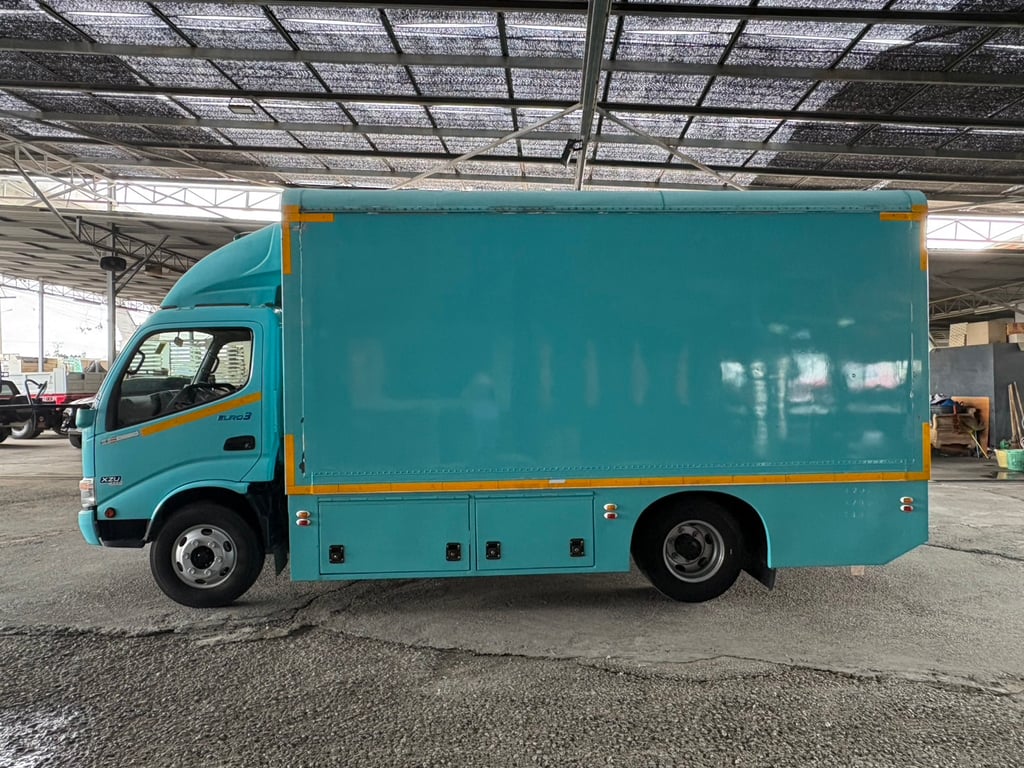 6ล้อHINO XZU 150แรงม้ารถโฆษณา มีจอ  ปี2566 6ล้อHINO XZU 150แรงม้ารถโฆษณา มีจอ  ปี2566