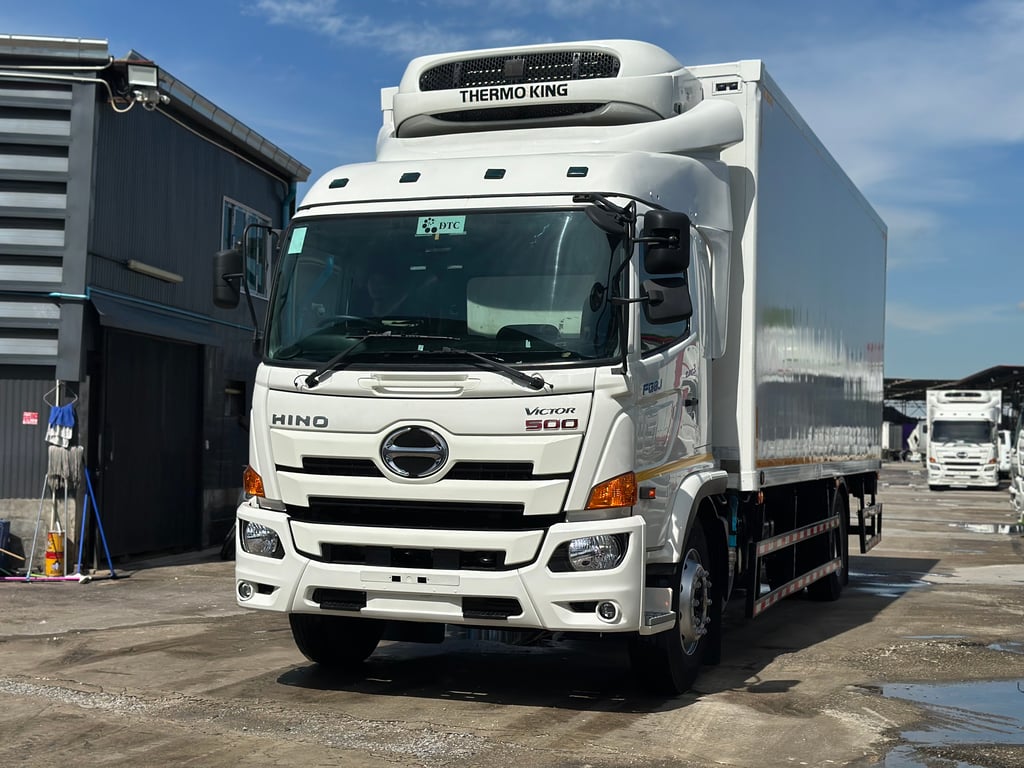 รถตู้เย็น HINO VICTOR 240แรง แอร์เทอร์โมคิง ตู้ช.ทวี มีลิฟต์ท้ายรถพร้อมใช้งาน รถตู้เย็น HINO VICTOR 240แรง แอร์เทอร์โมคิง ตู้ช.ทวี มีลิฟต์ท้ายรถพร้อมใช้งาน