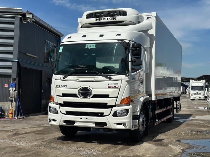 รถตู้เย็น HINO VICTOR 240แรง แอร์เทอร์โมคิง ตู้ช.ทวี มีลิฟต์ท้ายรถพร้อมใช้งาน