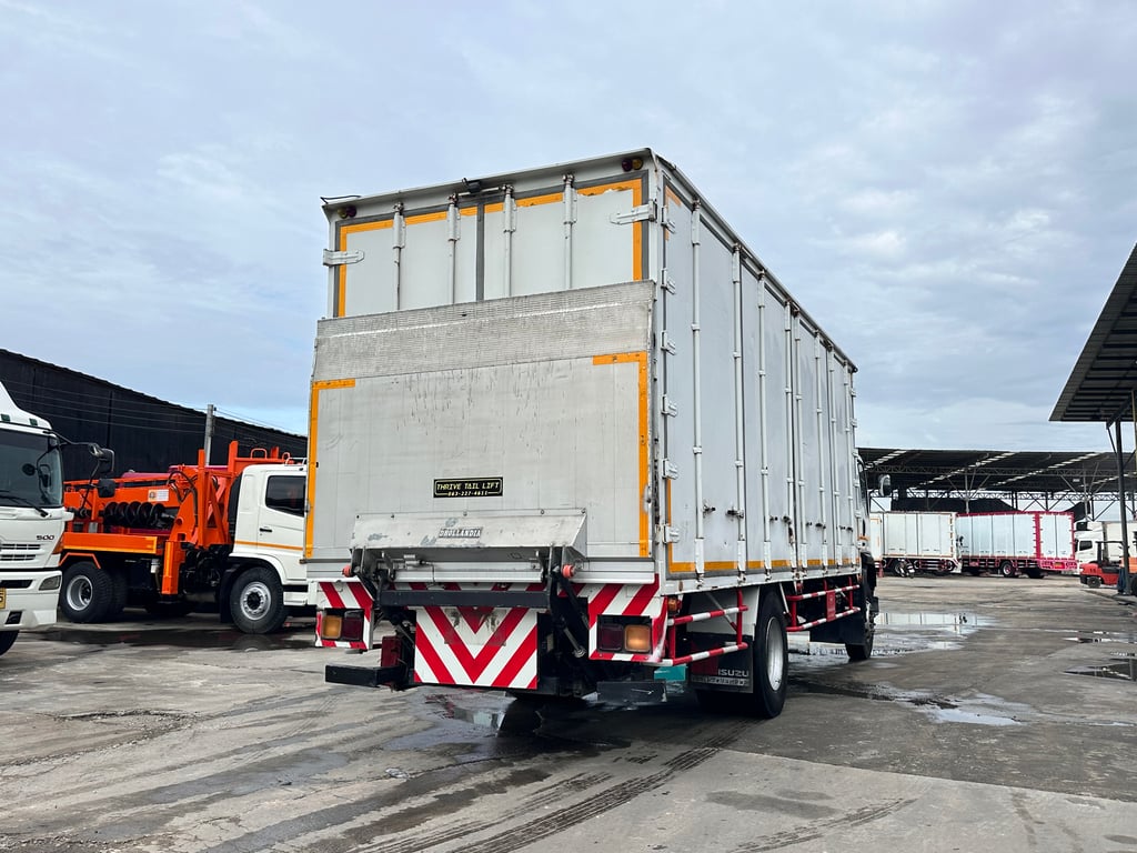 6ล้อISUZU FTR 240แรง ตู้แห้ง 10บานมีลิฟท์ท้ายพร้อมใช้งาน