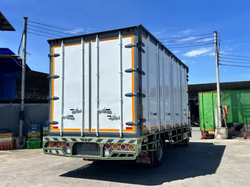 6ล้อISUZU FRR190แรงม้า ปี2562 ตู้10บานยาว5.6เมตร