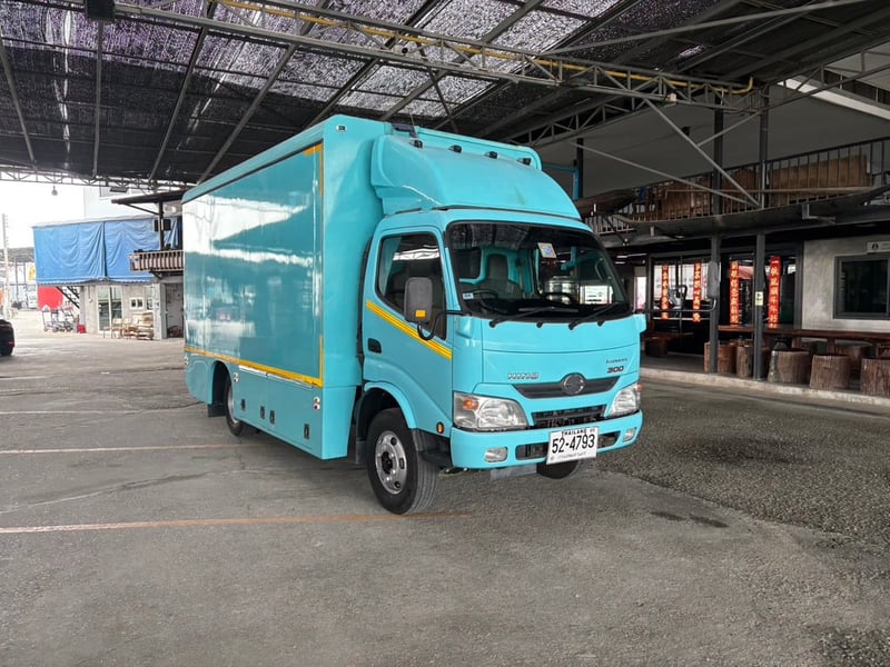 6ล้อHINO XZU 150แรงม้ารถโฆษณา มีจอ  ปี2566