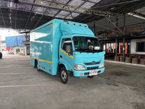 6ล้อHINO XZU 150แรงม้ารถโฆษณา มีจอ  ปี2566