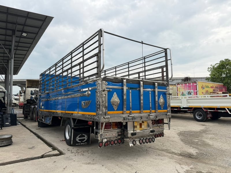 6ล้อคอกสูงHINO FC 210แรงม้า คอกอลูมิเนียมพื้นสแตนเลส ยาว6.5เมตร 