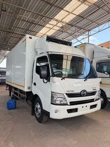 รถตู้เย็น HINO XZU 150 แรงม้า แอร์แคเรีย พร้อมใช้งาน รถตู้เย็น HINO XZU 150 แรงม้า แอร์แคเรีย พร้อมใช้งาน