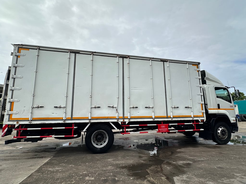 6ล้อISUZU FTR 240แรง ตู้แห้ง 10บานมีลิฟท์ท้ายพร้อมใช้งาน