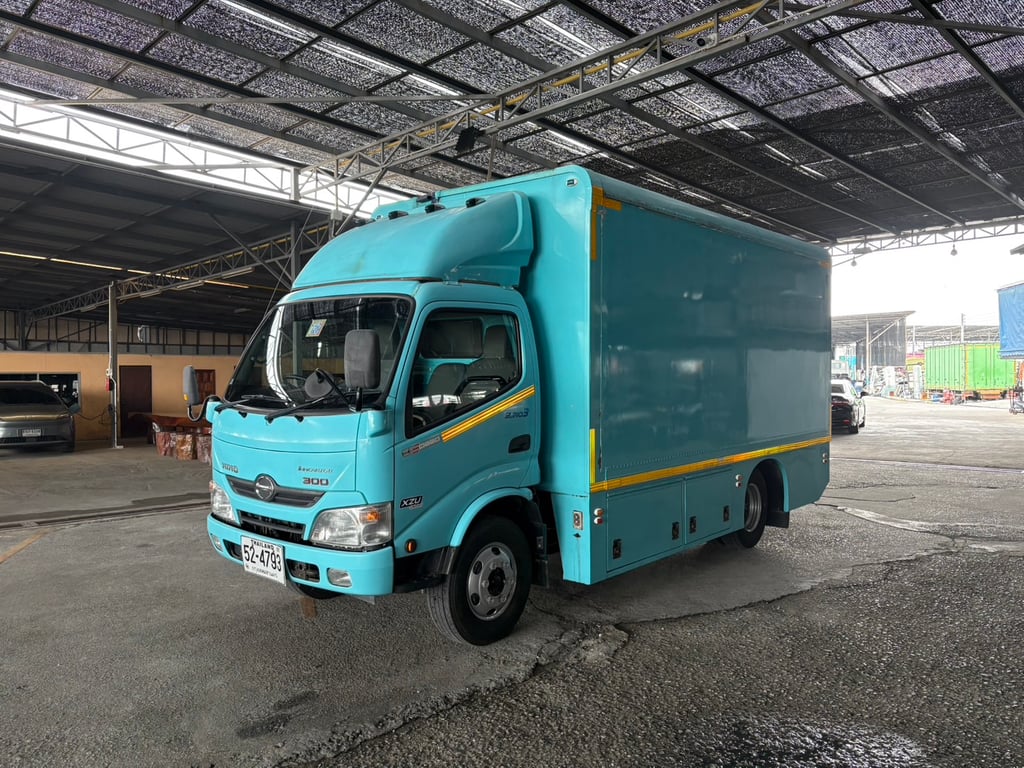 6ล้อHINO XZU 150แรงม้ารถโฆษณา มีจอ  ปี2566 6ล้อHINO XZU 150แรงม้ารถโฆษณา มีจอ  ปี2566