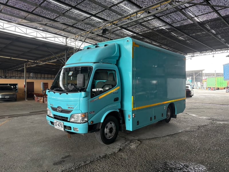 6ล้อHINO XZU 150แรงม้ารถโฆษณา มีจอ  ปี2566