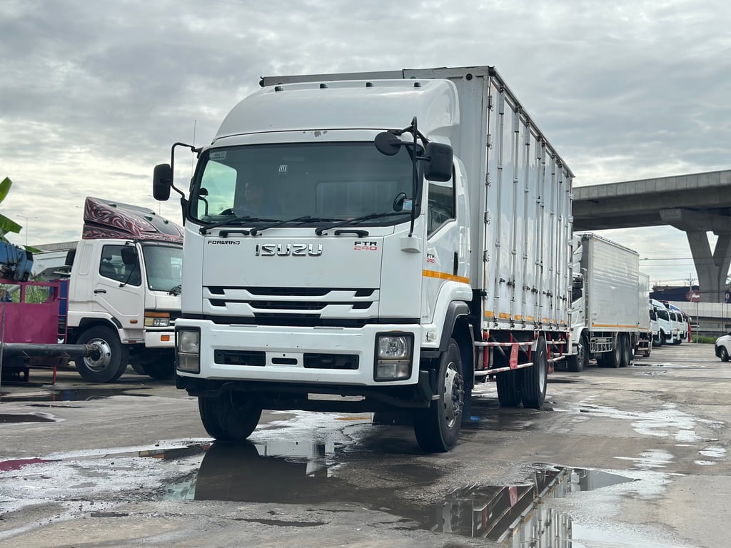 6ล้อISUZU FTR 240แรง ตู้แห้ง 10บานมีลิฟท์ท้ายพร้อมใช้งาน