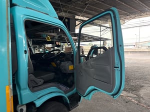 6ล้อHINO XZU 150แรงม้ารถโฆษณา มีจอ  ปี2566