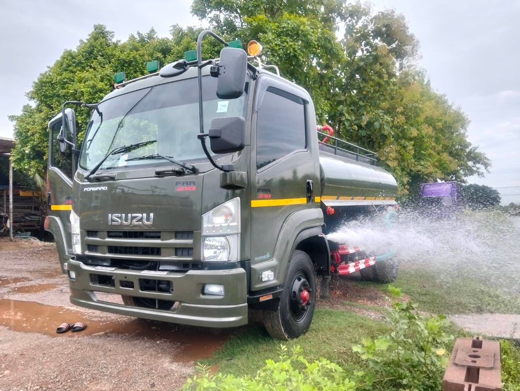 ISUZU FRR 210แรงม้า รถบรรทุก 6ล้อ บรรทุกน้ำ ปี2013 ISUZU FRR 210แรงม้า รถบรรทุก 6ล้อ บรรทุกน้ำ ปี2013